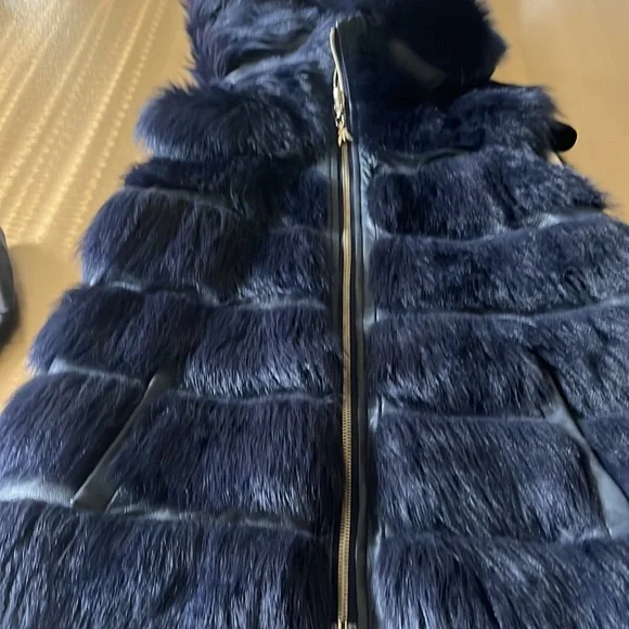 Stunning furry hooded vest - Picture 6 of 11